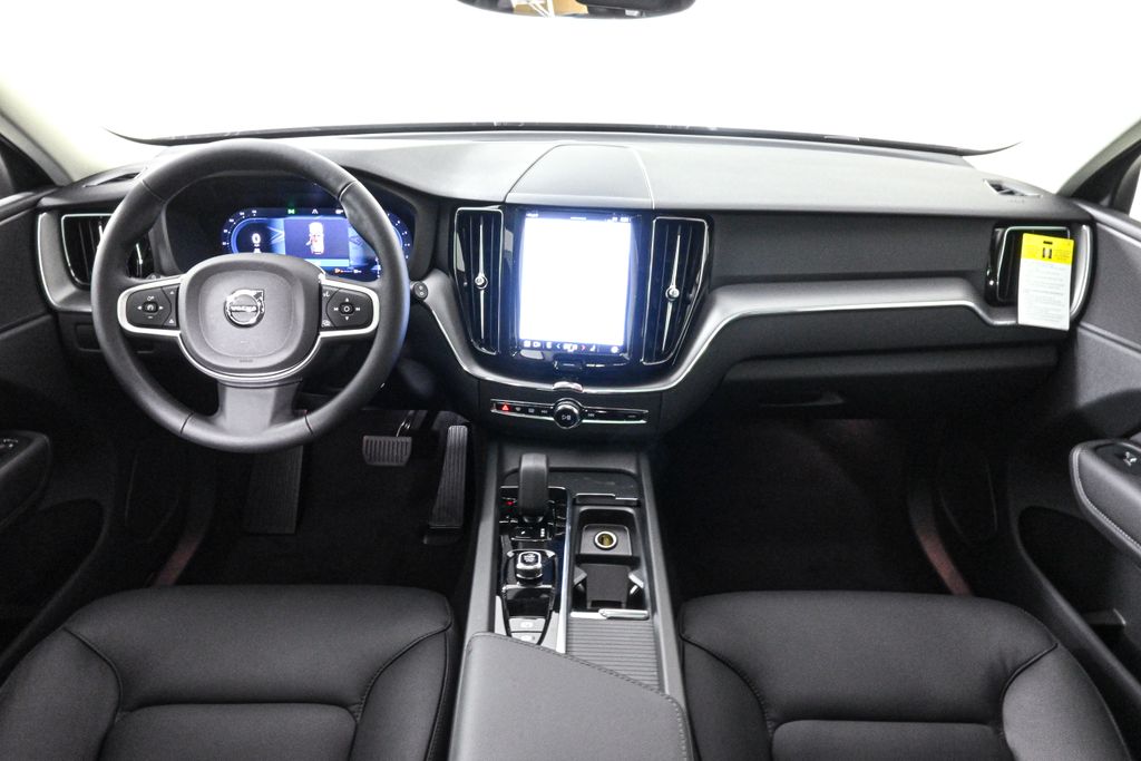 2025 Volvo XC60 B5 Core photo 2