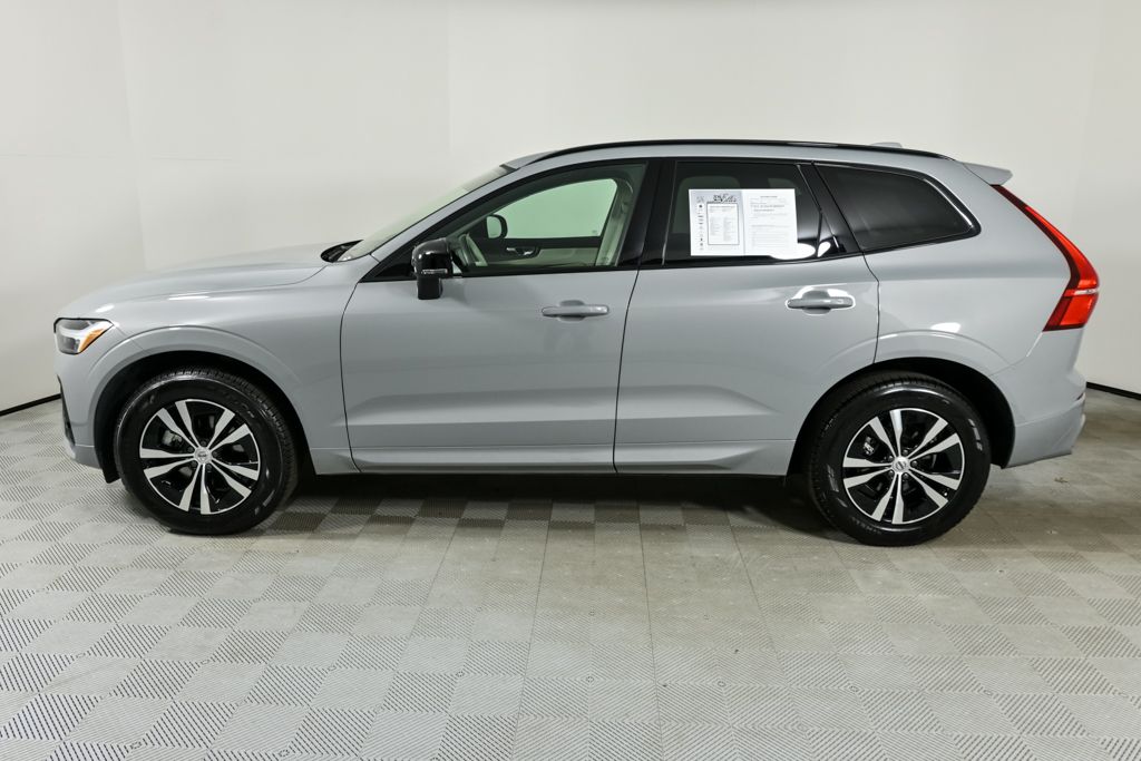 2025 Volvo XC60 B5 Core photo 2