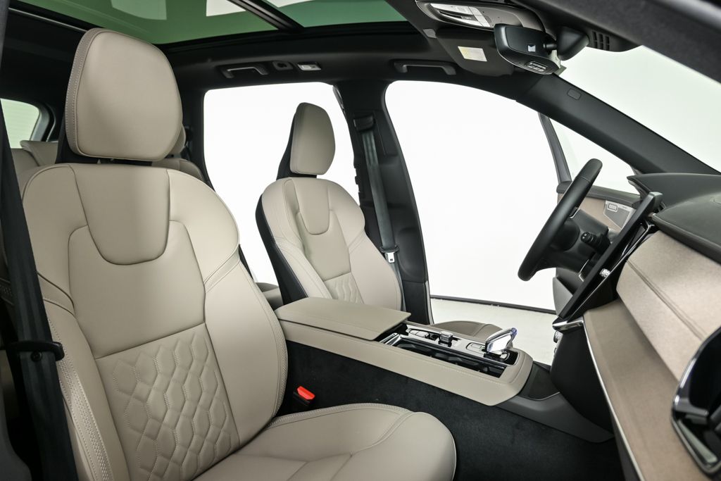 2026 Volvo XC90 Plus - Photo 24