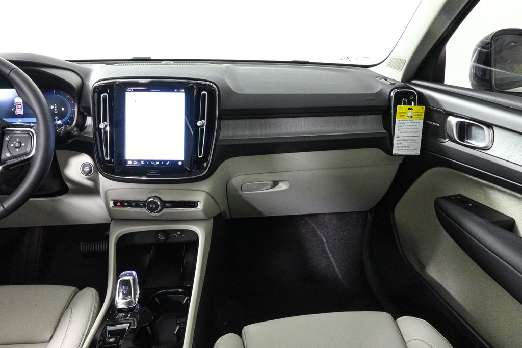 2025 Volvo XC40 photo 4