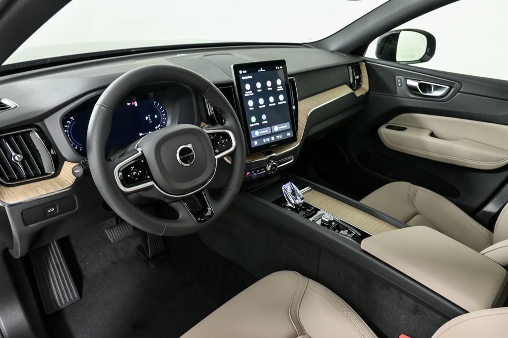 2026 Volvo XC60 B5 Plus photo 4