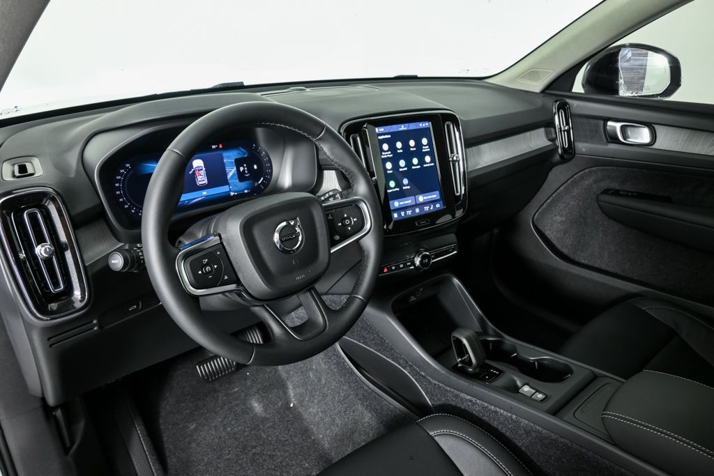 2026 Volvo XC40 Core photo 4