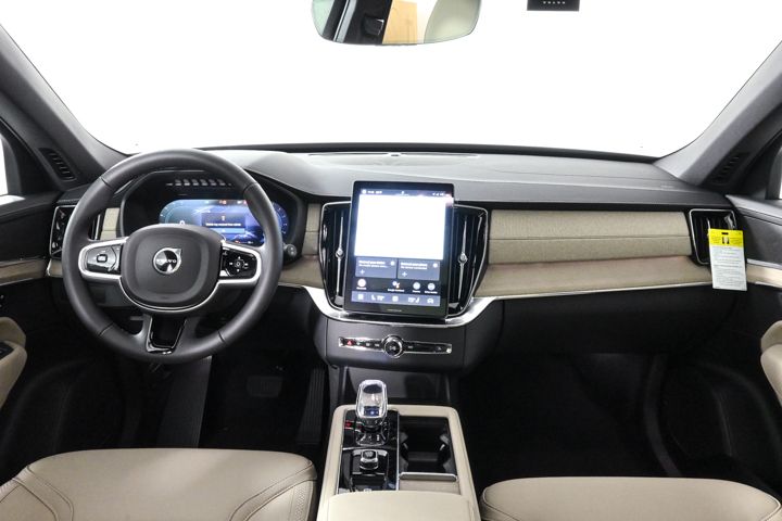 2025 Volvo XC90 Core photo 2