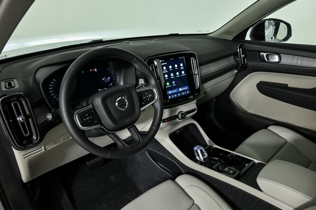 2026 Volvo XC40 Plus photo 4