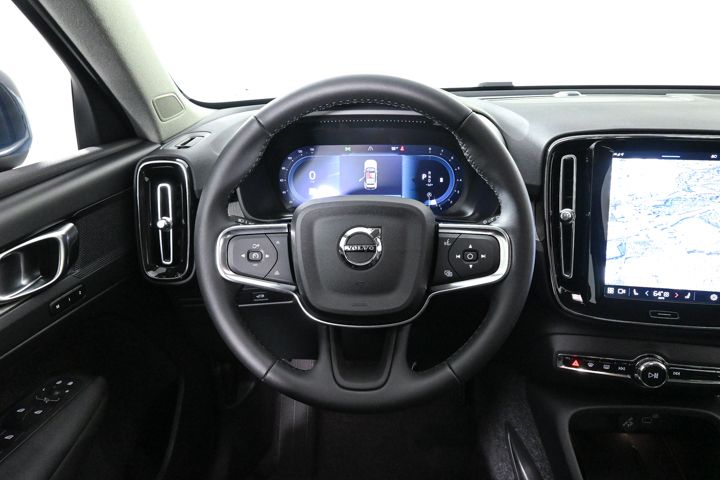 2025 Volvo XC40 Core photo 3
