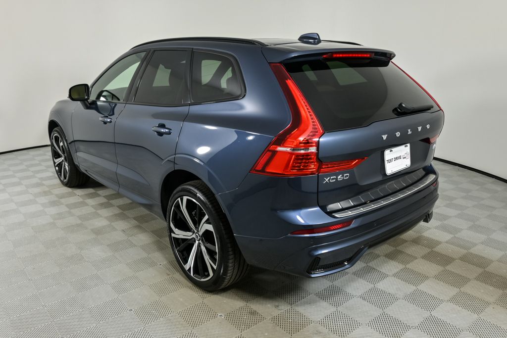 2023 Volvo XC60 B5 Ultimate photo 3