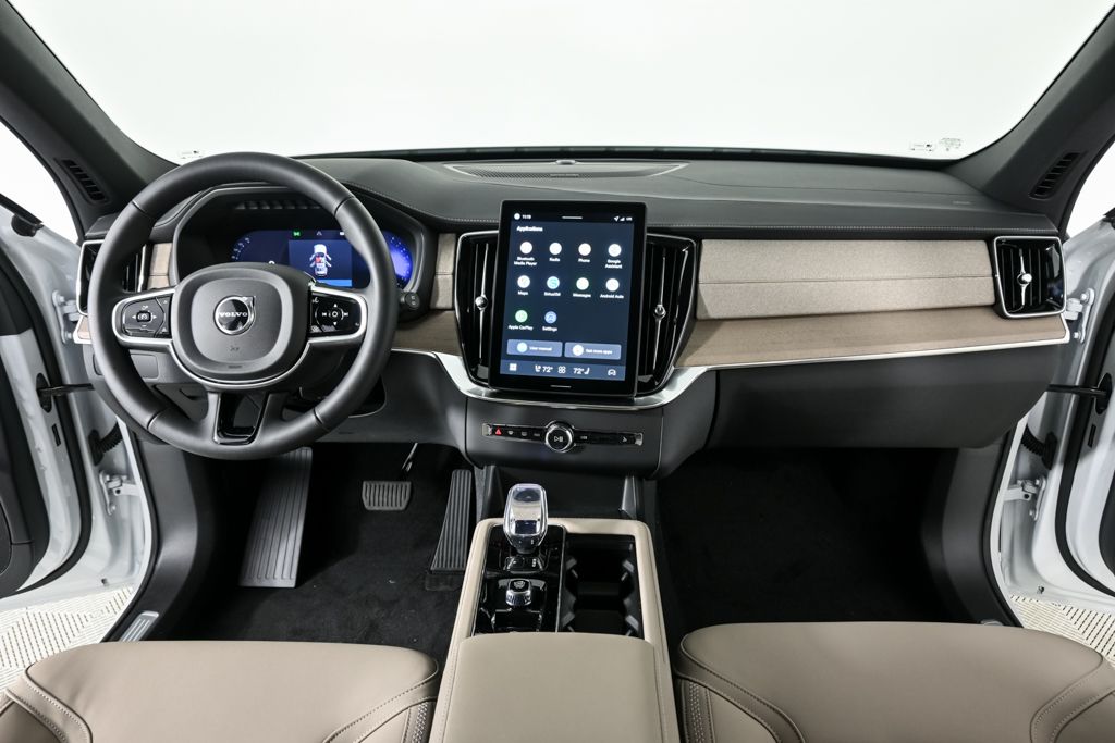 2026 Volvo XC90 Plus - Photo 18