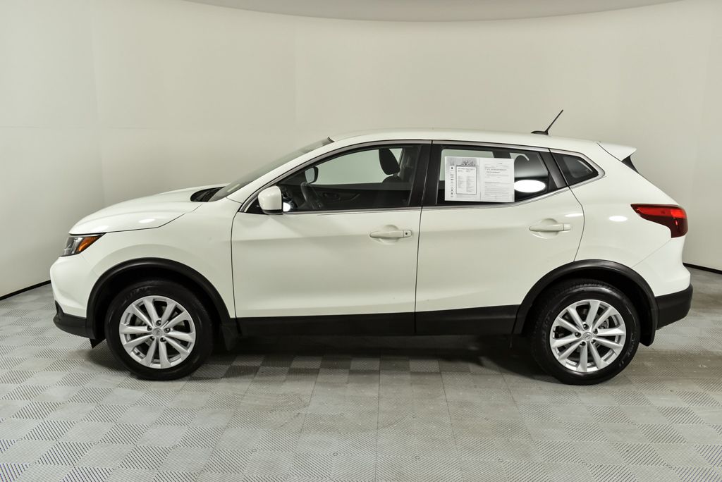 2017 Nissan Rogue Sport S photo 2