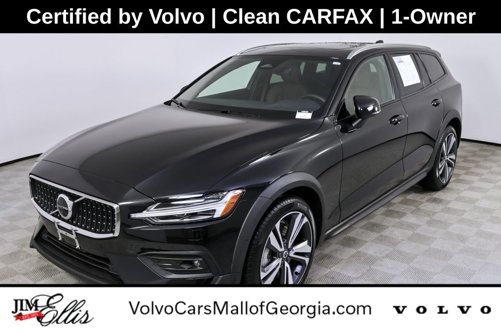 2025 Volvo V60 Cross Country Plus's photo