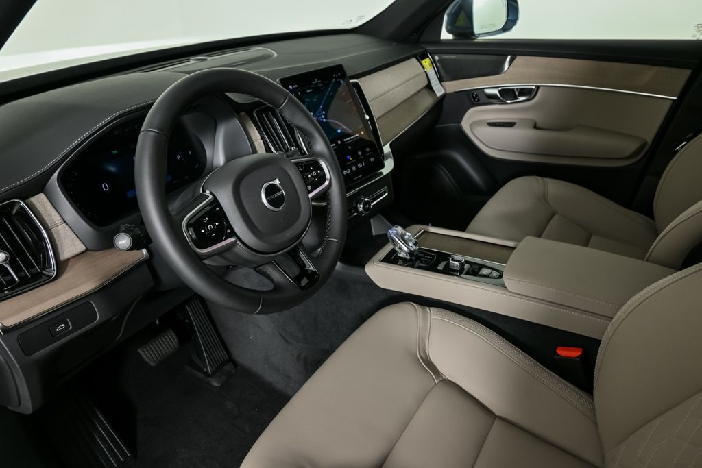2026 Volvo XC90 Plus photo 3