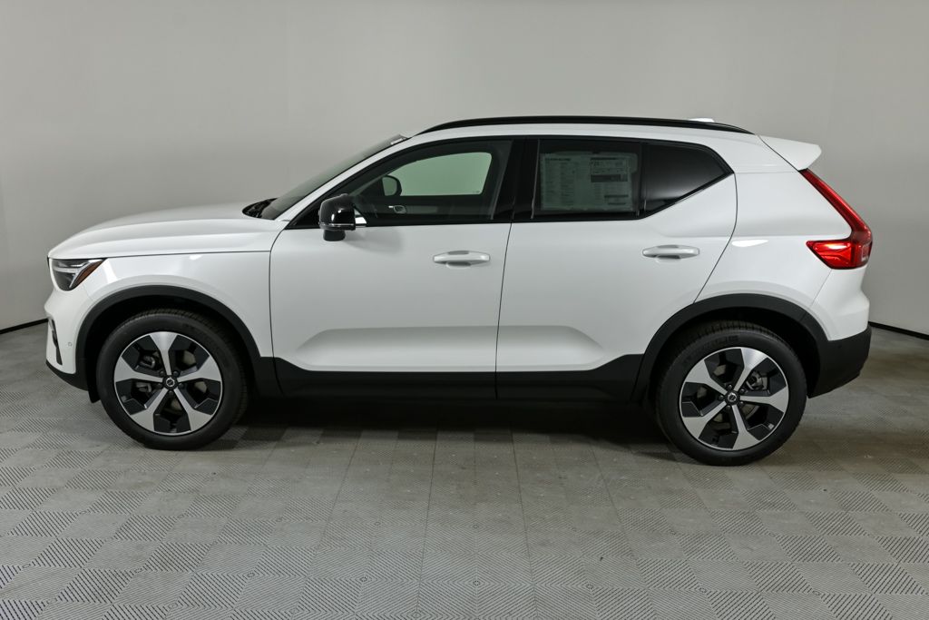 2026 Volvo XC40 Plus photo 2