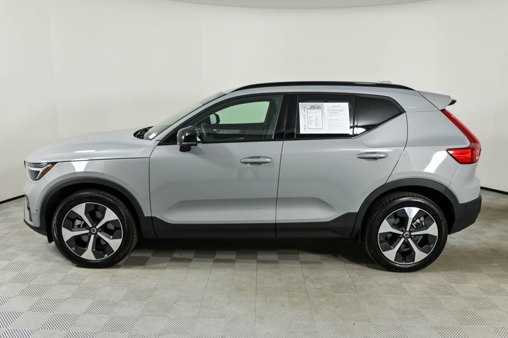 2025 Volvo XC40 Plus photo 2