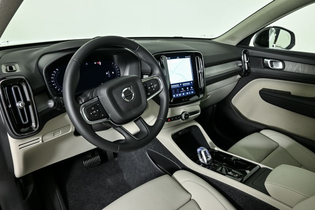 2026 Volvo XC40 Plus photo 4