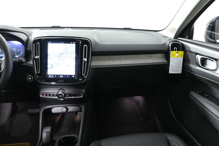 2025 Volvo XC40 Core photo 4