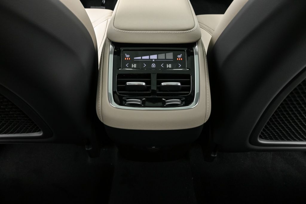 2026 Volvo XC90 Plus - Photo 20