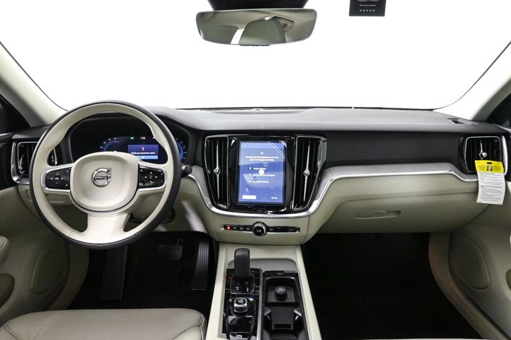 2025 Volvo S60 B5 Plus photo 2