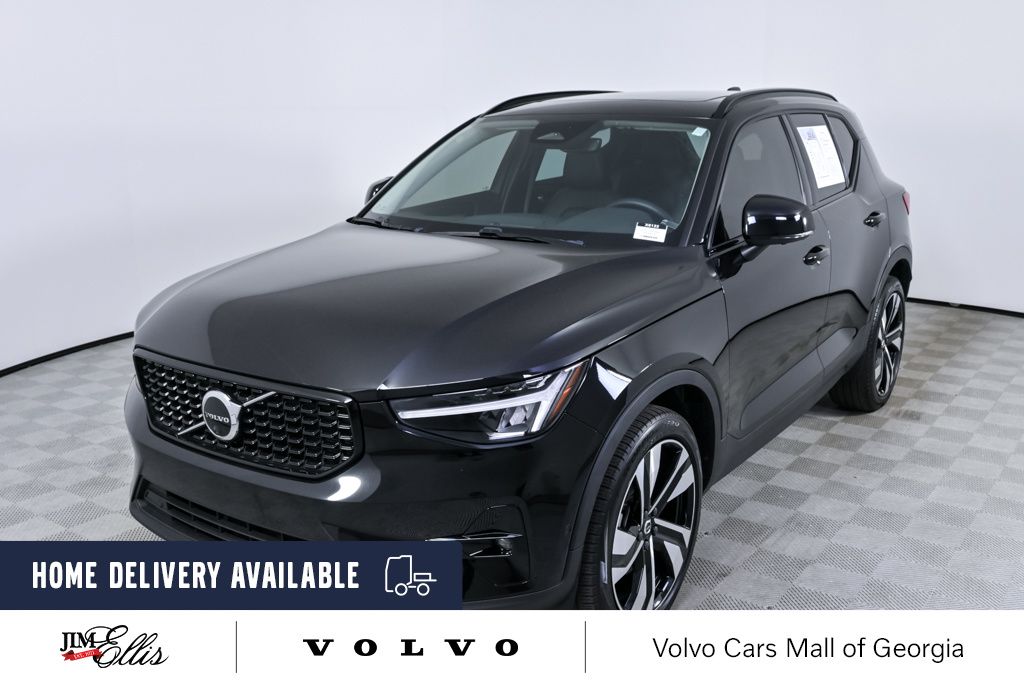 2023 Volvo XC40 B4 Plus Dark's photo