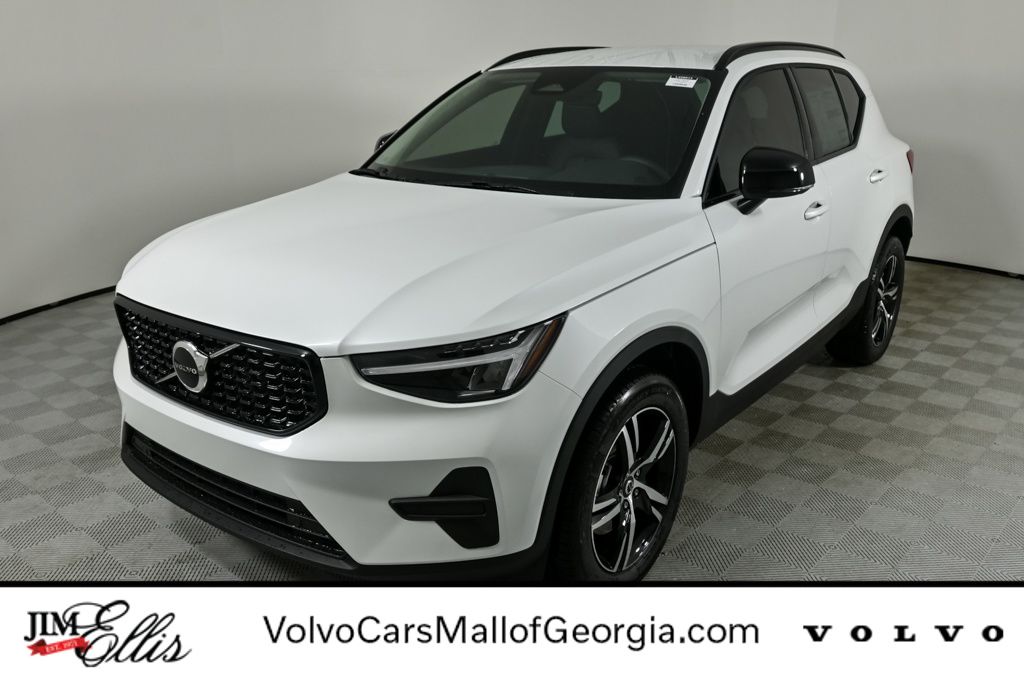 2026 Volvo XC40 Core's photo