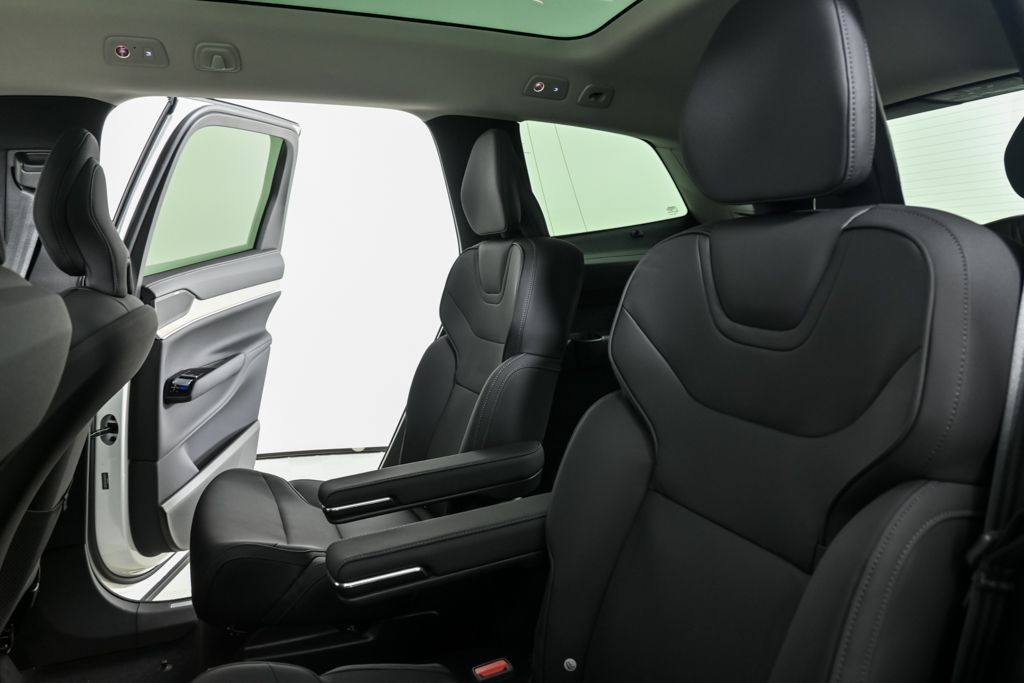 2025 Volvo EX90 Plus - Photo 21