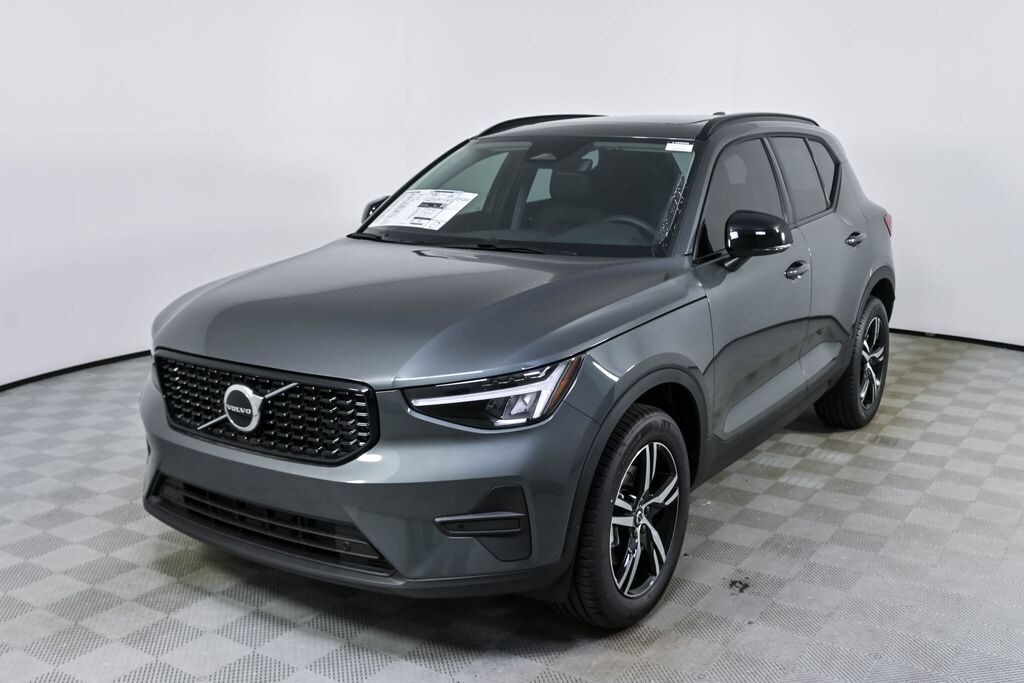New 2026 Volvo XC40 B5 Core SUV
