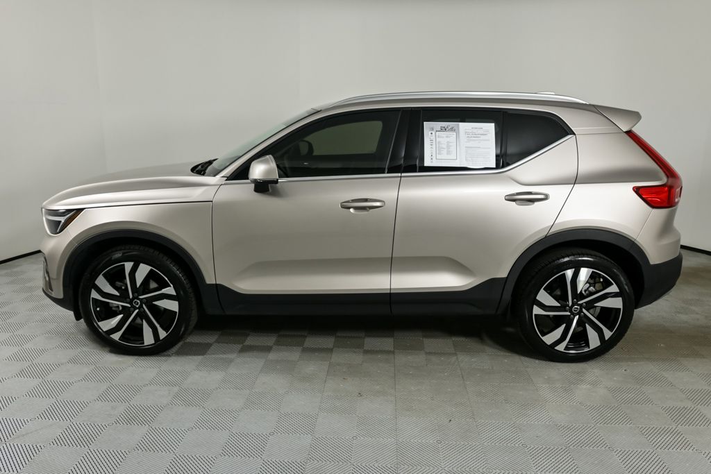 2023 Volvo XC40 AWD Plus photo 2