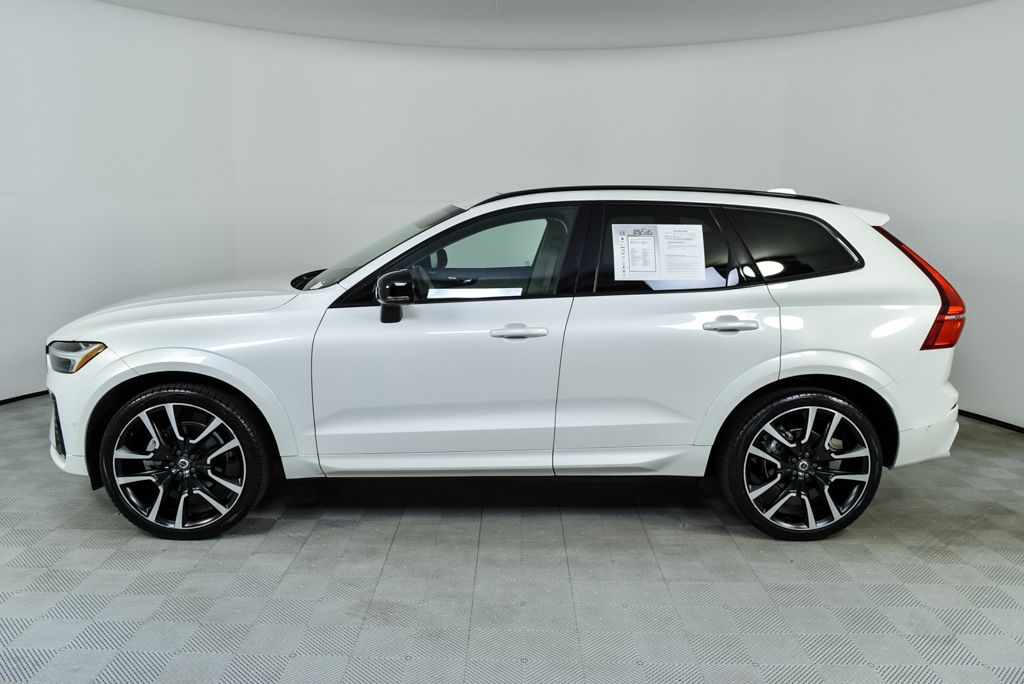 2023 Volvo XC60 B5 Ultimate photo 2