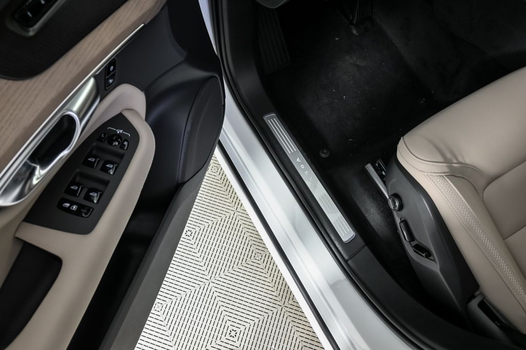 2026 Volvo XC90 Plus - Photo 8
