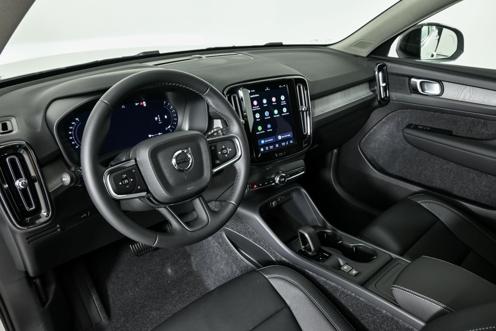 2026 Volvo XC40 Core photo 4