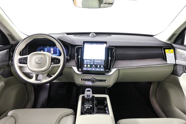 2025 Volvo XC90 photo 2