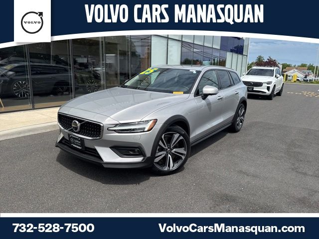 2025 Volvo V60 Cross Country B5 Plus AWD's photo