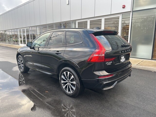 2025 Volvo XC60 B5 Core photo 2