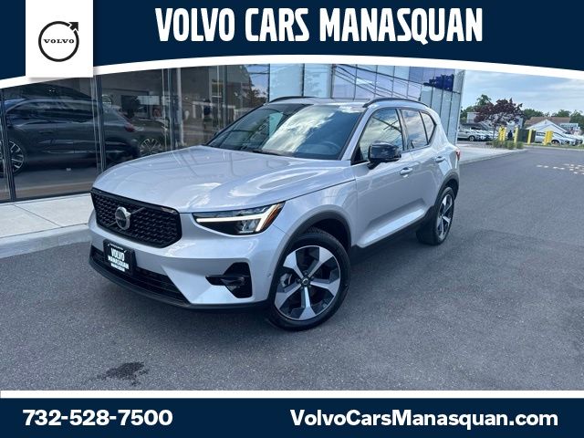 2025 Volvo XC40 B5 Plus Dark AWD's photo