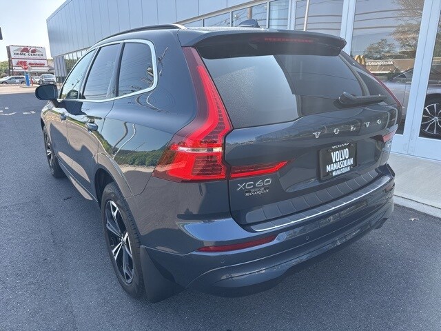 2022 Volvo XC60 B5 Momentum photo 3