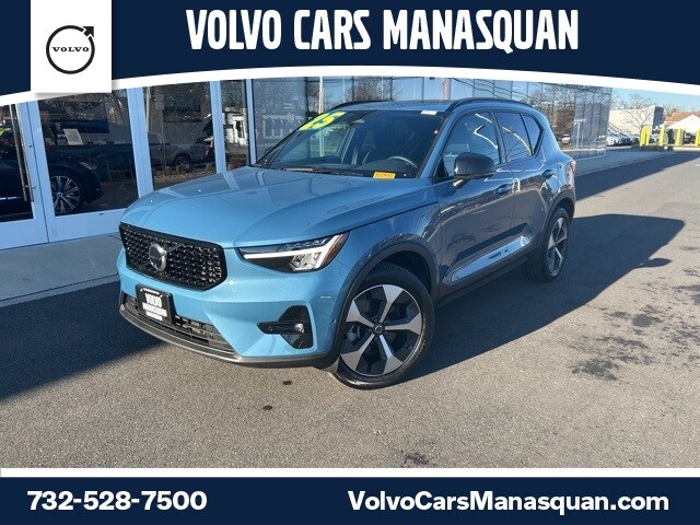 2025 Volvo XC40 B5 Plus Dark Theme SUV