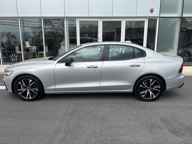 2024 Volvo S60 B5 Core photo 2