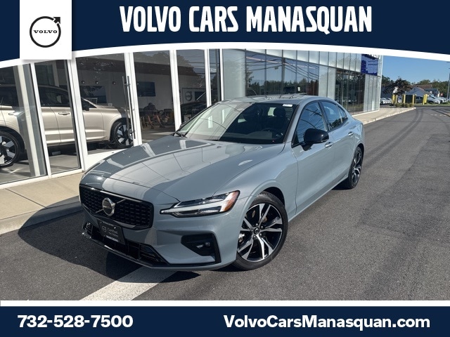 2024 Volvo S60 B5 Core Dark Theme