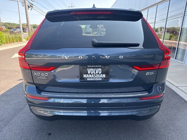 2022 Volvo XC60 B5 Momentum photo 4