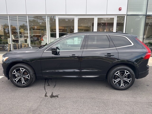 2022 Volvo XC60 B5 Momentum photo 2