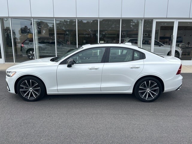 2022 Volvo S60 Inscription R-Design Expression T8 Momentum B5 photo 2