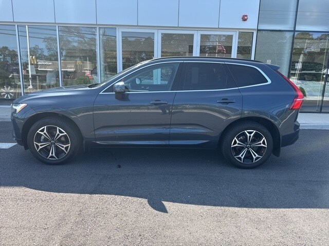 2022 Volvo XC60 B5 Momentum photo 2
