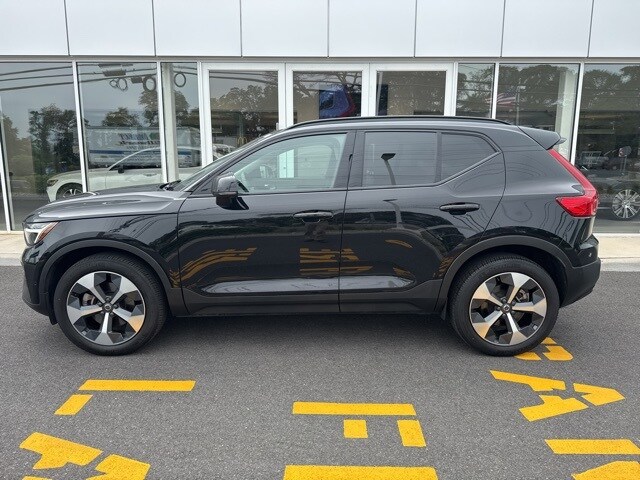 2023 Volvo XC40 Plus photo 2