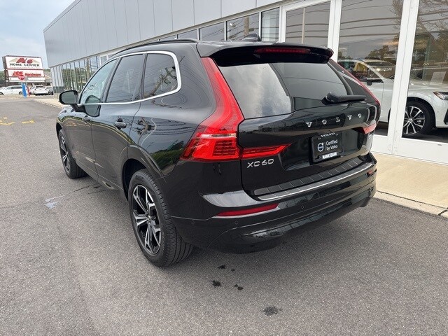 2022 Volvo XC60 B5 Momentum photo 3