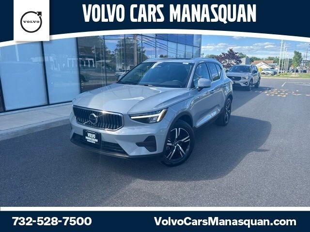 2025 Volvo XC40 B5 Core SUV