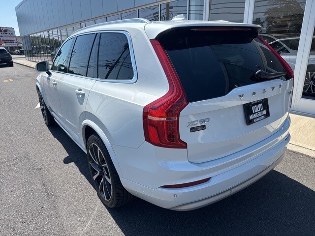 2022 Volvo XC90 T6 Momentum photo 2