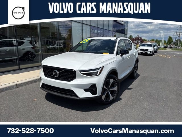 2025 Volvo XC40 B5 Plus Dark AWD's photo