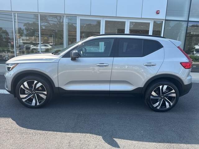 2025 Volvo XC40 Plus photo 2