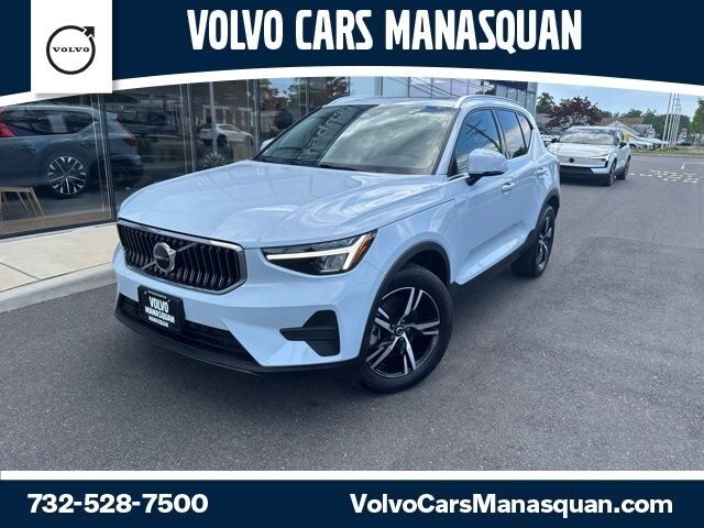 2025 Volvo XC40 B5 Core SUV