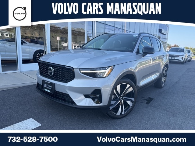 2025 Volvo XC40 B5 Plus Dark Theme SUV