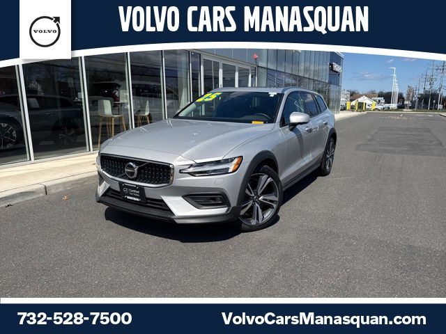 2025 Volvo V60 Cross Country B5 Plus AWD's photo