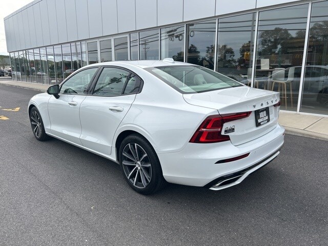 2022 Volvo S60 Inscription R-Design Expression T8 Momentum B5 photo 3